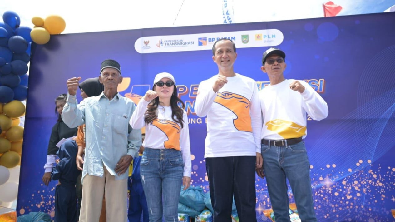 6a15c1502bd35-menteri-transmigrasi-muhammad-iftitah-kedua-dari-kanan_gemini_1265_711.jpg