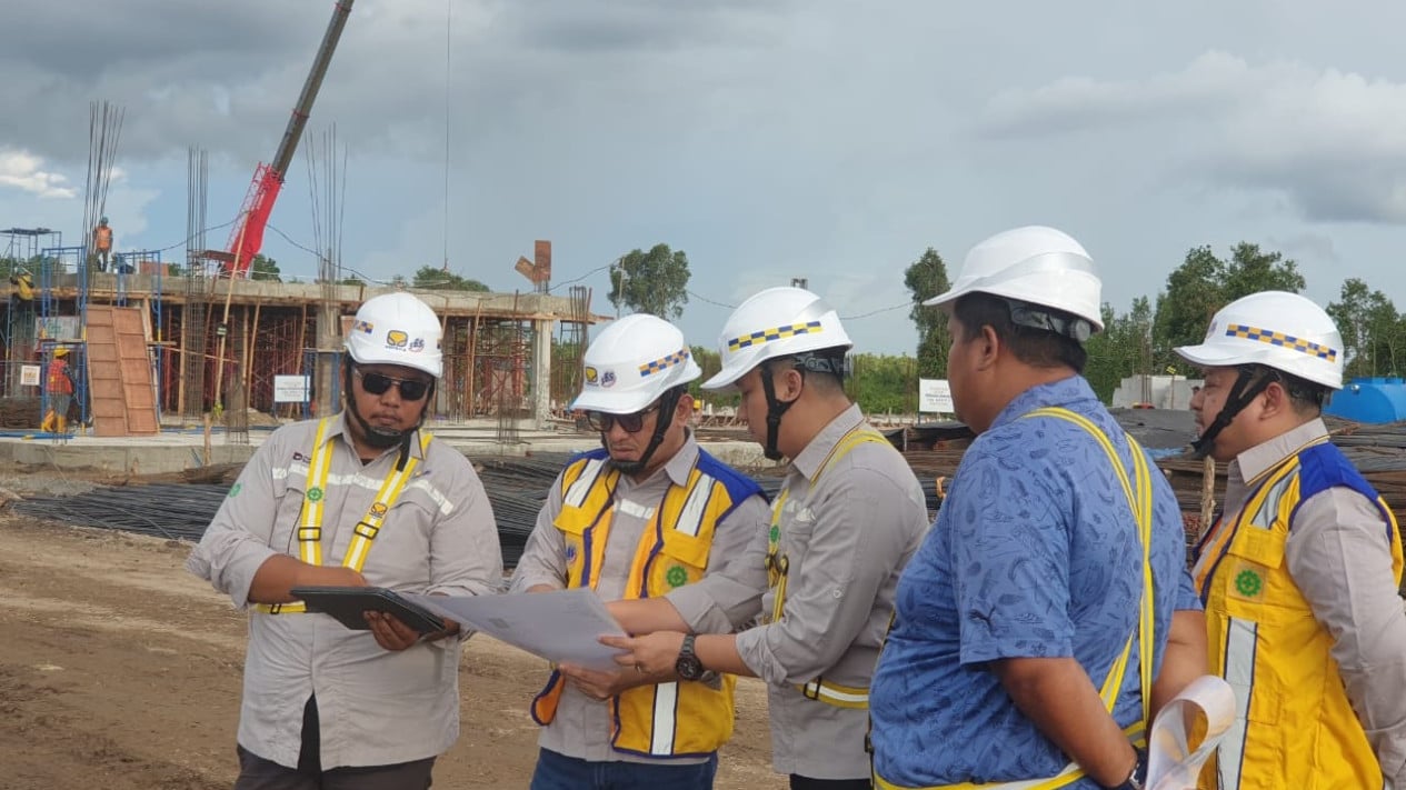 Garantizar la finalización del proyecto de la Escuela Popular de Banjarbaru según el objetivo, confirmado por Brantas Abipraya