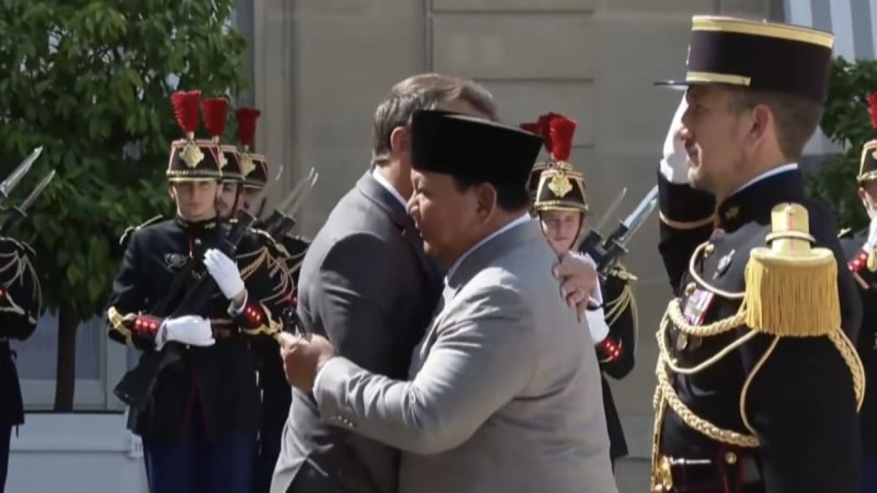 Macron saludó a Prabowo con un cálido abrazo en el Palacio del Elíseo en París