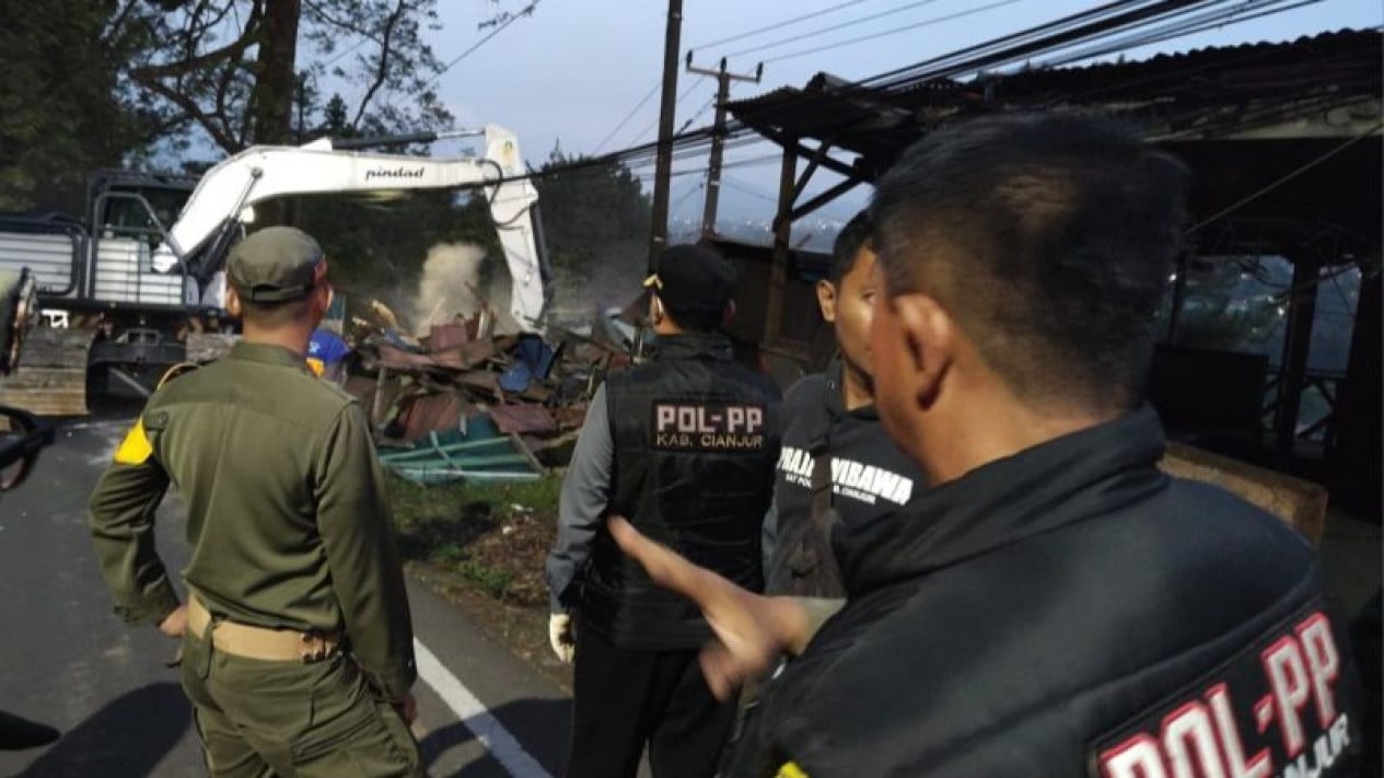 6a18e95e5142c-warung-warung-di-pinggiran-jalan-jalur-puncak-dibongkar-satpol-pp_gemini_1265_711.jpg