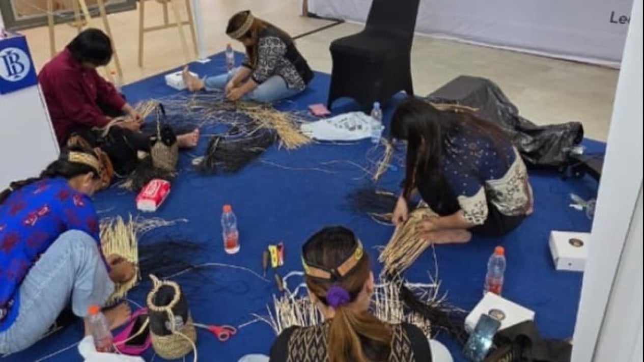 No es sólo una artesanía, el tejido de ratán es una forma para que los jóvenes mantengan su identidad Dayak.