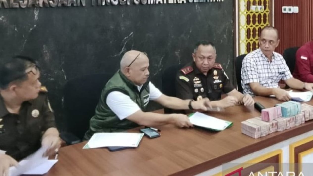 6a206ebf9eb1a-kajati-sumsel-ketut-sumedana-ketiga-dari-kiri_gemini_1265_711.jpg