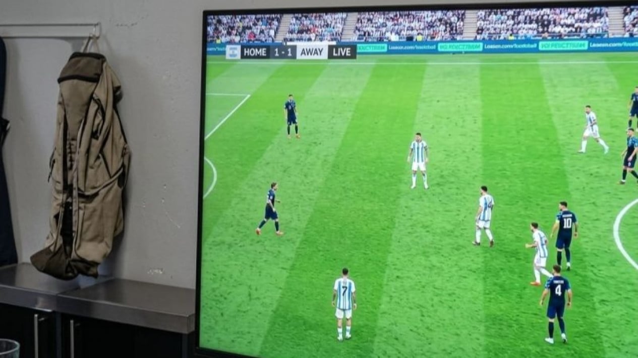 El destino del secretario del distrito de Mauk fue sorprendido jugando juegos de PS durante el horario de servicio