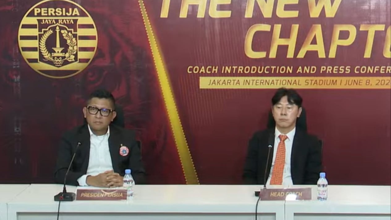 Al presentar al nuevo entrenador Shin Tae-yong, el jefe de Persija admitió que a menudo lo expulsaban de su casa.