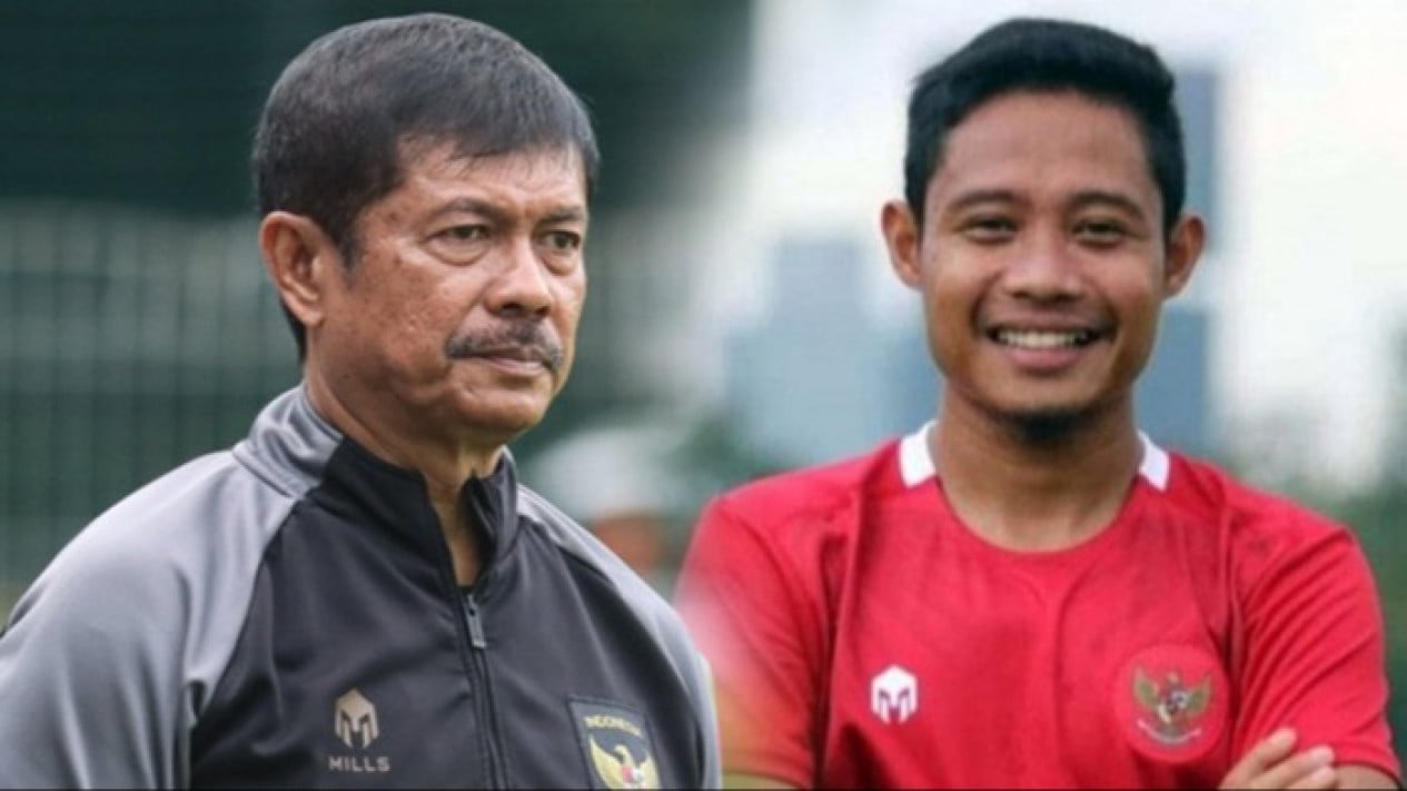 Indra Sjafri bajo la dirección de Ivan Dimas mientras entrenaba a la selección nacional sub-19 de Indonesia, llevando al joven Garuda a ganar la Copa AFF 2013.