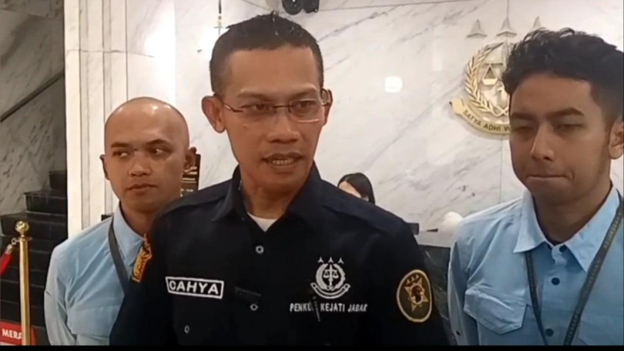 6a2bdc8862c16-kepala-seksi-penerangan-hukum-kejati-jawa-barat-nur-sricahyawijaya-tengah_gemini_1265_711.jpg