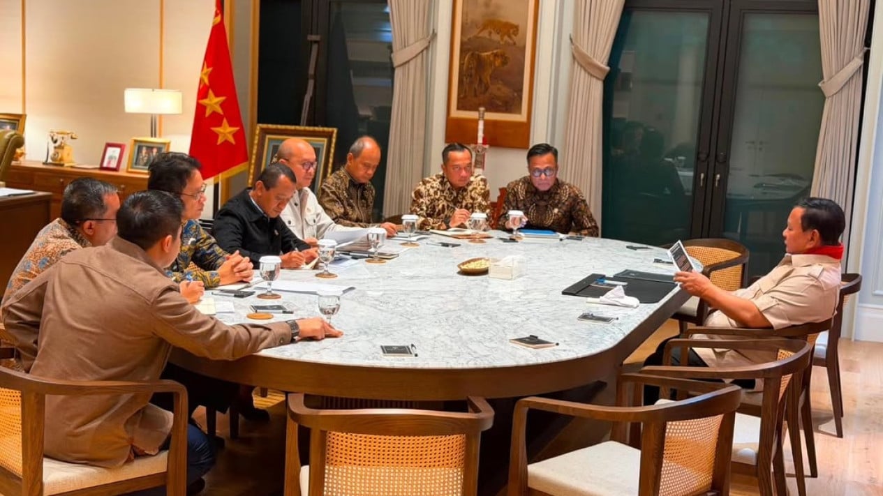 El presidente Prabowo Subianto se reúne con ministros en Kirtanegara para discutir la creciente confianza de los inversores globales en Indonesia
