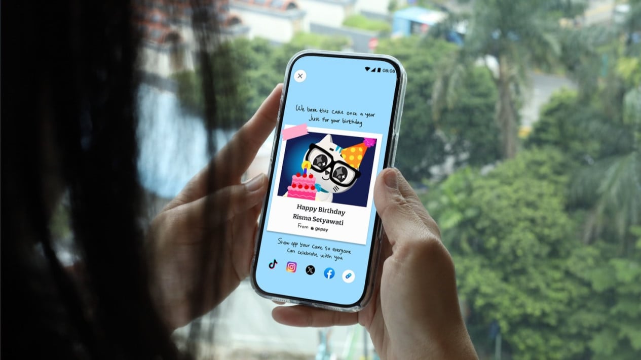 Establezca relaciones personales con los clientes. Las tarjetas de felicitación de cumpleaños de GoPay se pueden compartir en las redes sociales.