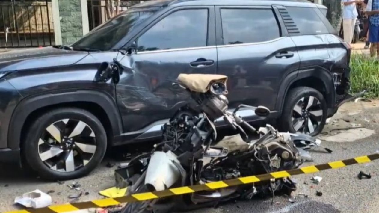 6a2fc76c9b07c-pengendara-mobil-menabrak-tiga-mobil-terparkir-di-bahu-jalan-dan-satu-pengendara-sepeda-motor-hingga-tewas_gemini_1265_711.jpg