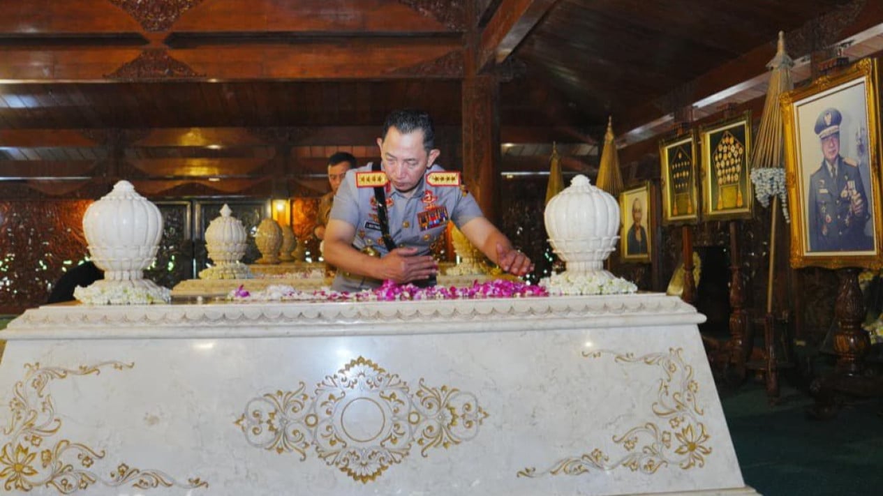 6a366cf7cc2ef-kapolri-jenderal-listyo-sigit-prabowo-berziarah-ke-makam-presiden-ke-2-ri-soeharto_gemini_1265_711.jpg