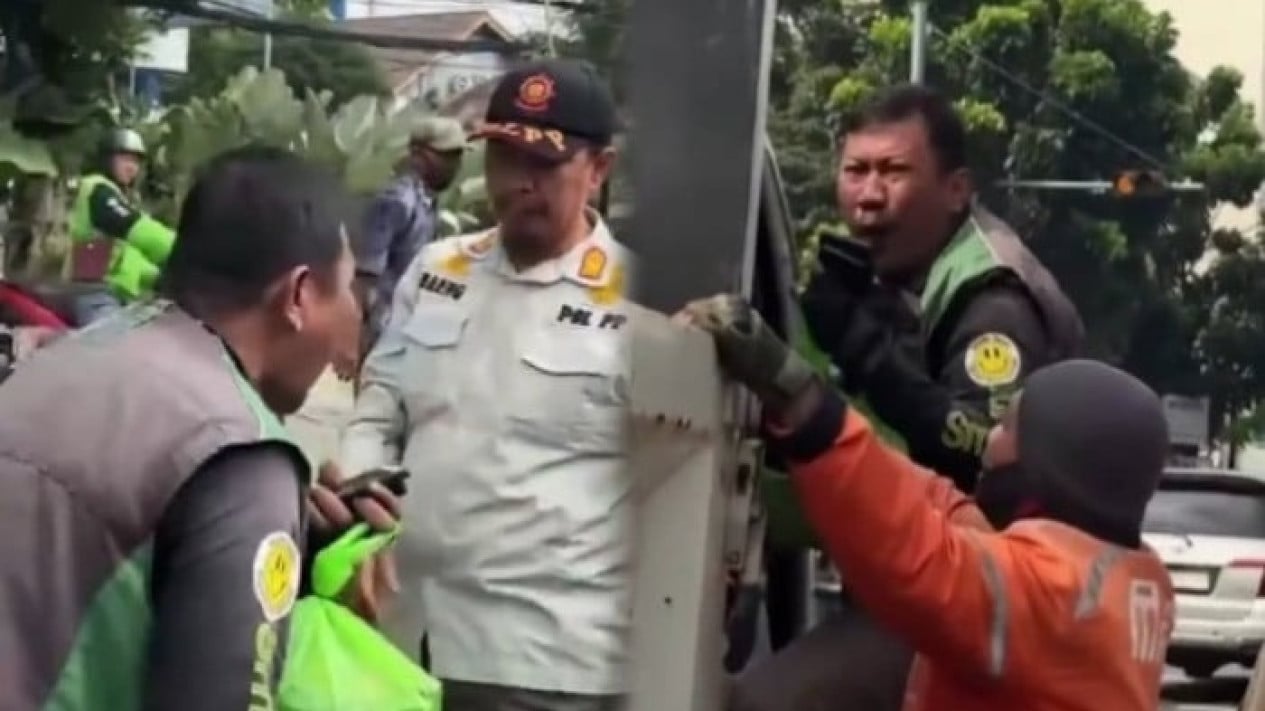 El viral Ozol llora mientras el departamento de transporte transporta su motocicleta, Rano Karno interviene hasta que el funcionario se disculpa