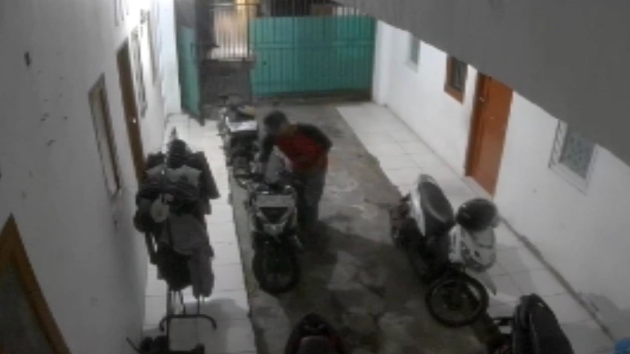 Momentos después de que le robaran la motocicleta a un miembro de Kopassus mientras se dirigía a la casa de sus padres en Kakung.