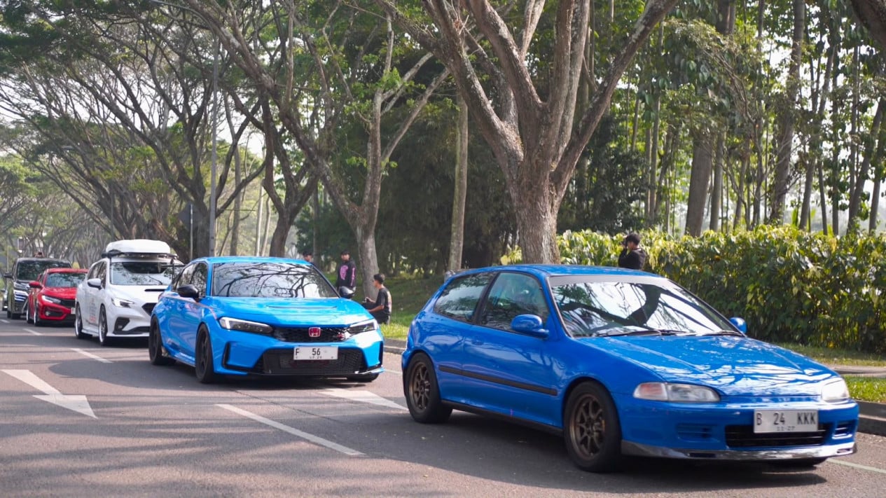 Bandung da la bienvenida a invitados especiales, incluidos autos japoneses legendarios
