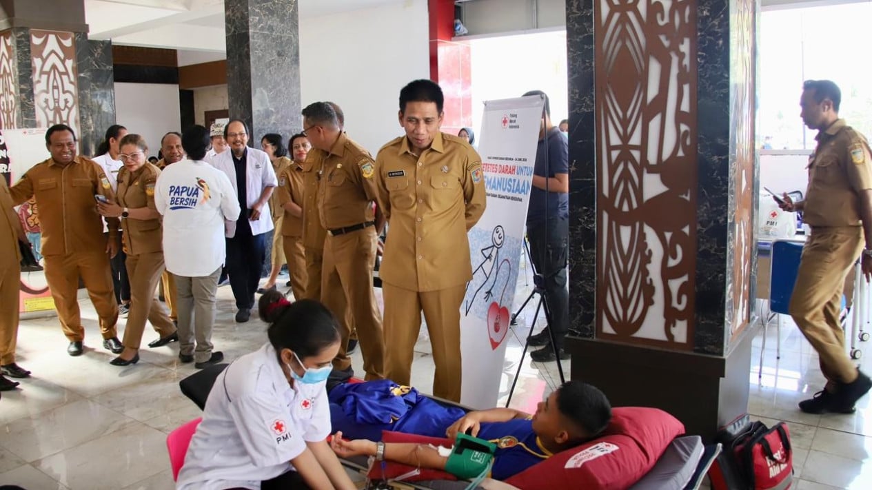El Viceministro del Interior, Viagus, elogia al Gobierno Provincial de Papúa por organizar tratamiento médico gratuito y donación de sangre para la comunidad.