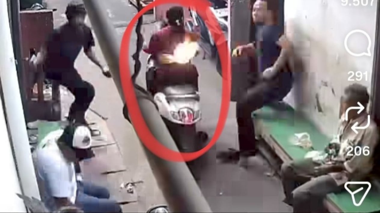 Segundos después de que le arrojaran una bomba molotov a una madre que llevaba a su hijo en el norte de Yakarta, su destino les pone la piel de gallina.