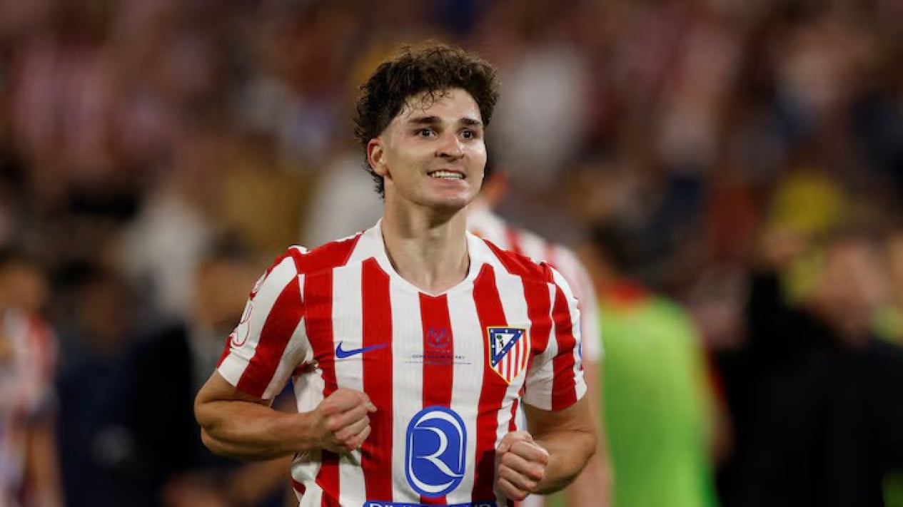 Calificados de traidores, los seguidores del Atlético de Madrid prendieron fuego a la camiseta de Julián Álvarez tras pedirle que la abandonara