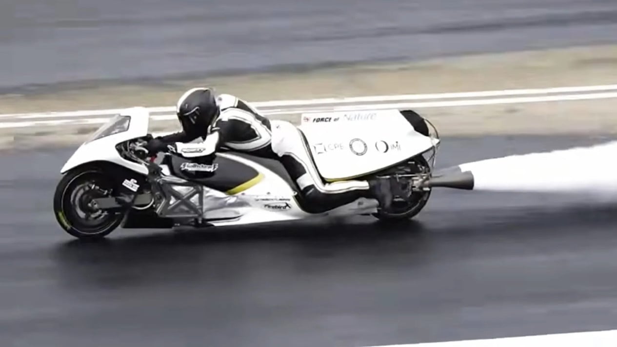 Esta moto de vapor batió el récord mundial de aceleración