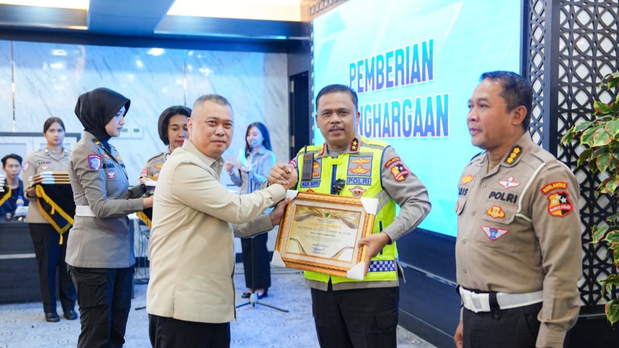 6a3e86ccbaabc-menhub-beri-penghargaan-kepada-korlantas-polri_gemini_1265_711.jpg