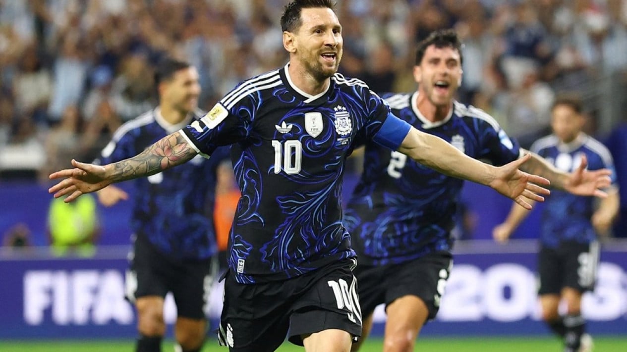 La FIFA dio un permiso especial a Argentina para vestir camiseta azul oscuro contra Inglaterra, ¿cuál es el motivo?