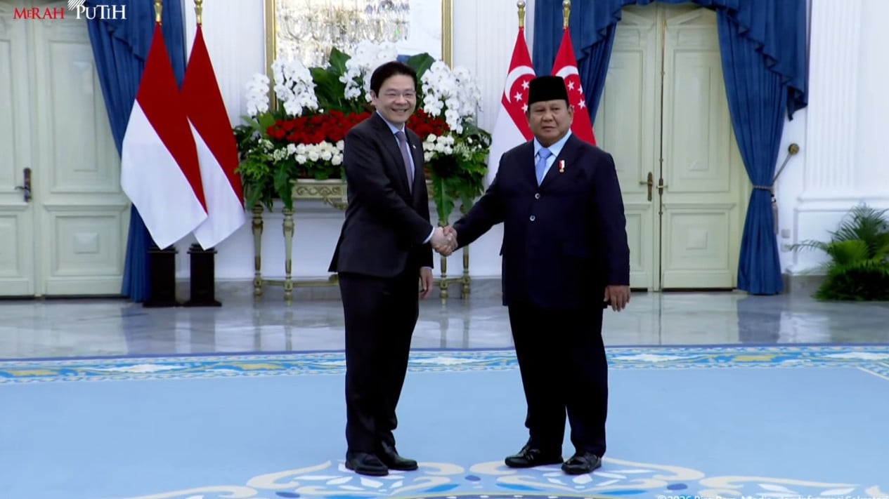 El Presidente Prabowo da una cálida bienvenida al Primer Ministro de Singapur, Lawrence Wong, en el Palacio Merdeka