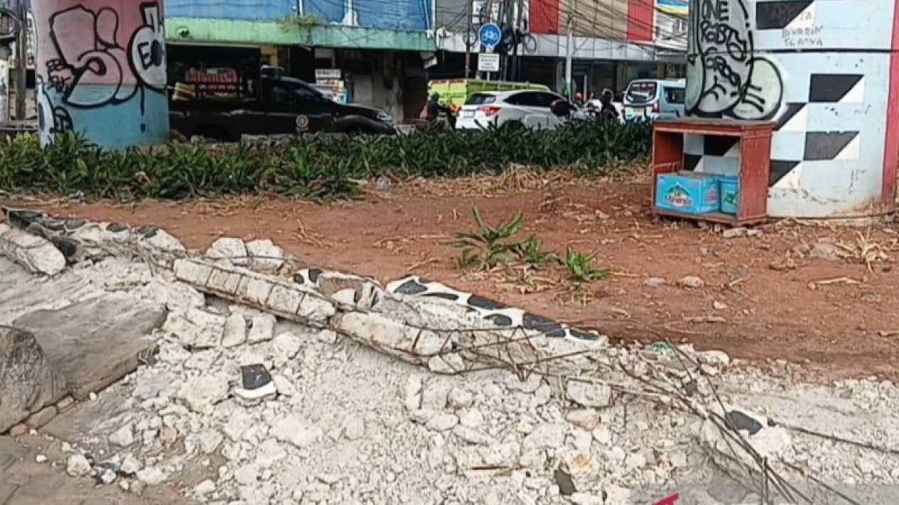 Un ladrón de vallas de hierro arrestado bajo el paso elevado de Kampung Melayu y perseguido por su pandilla