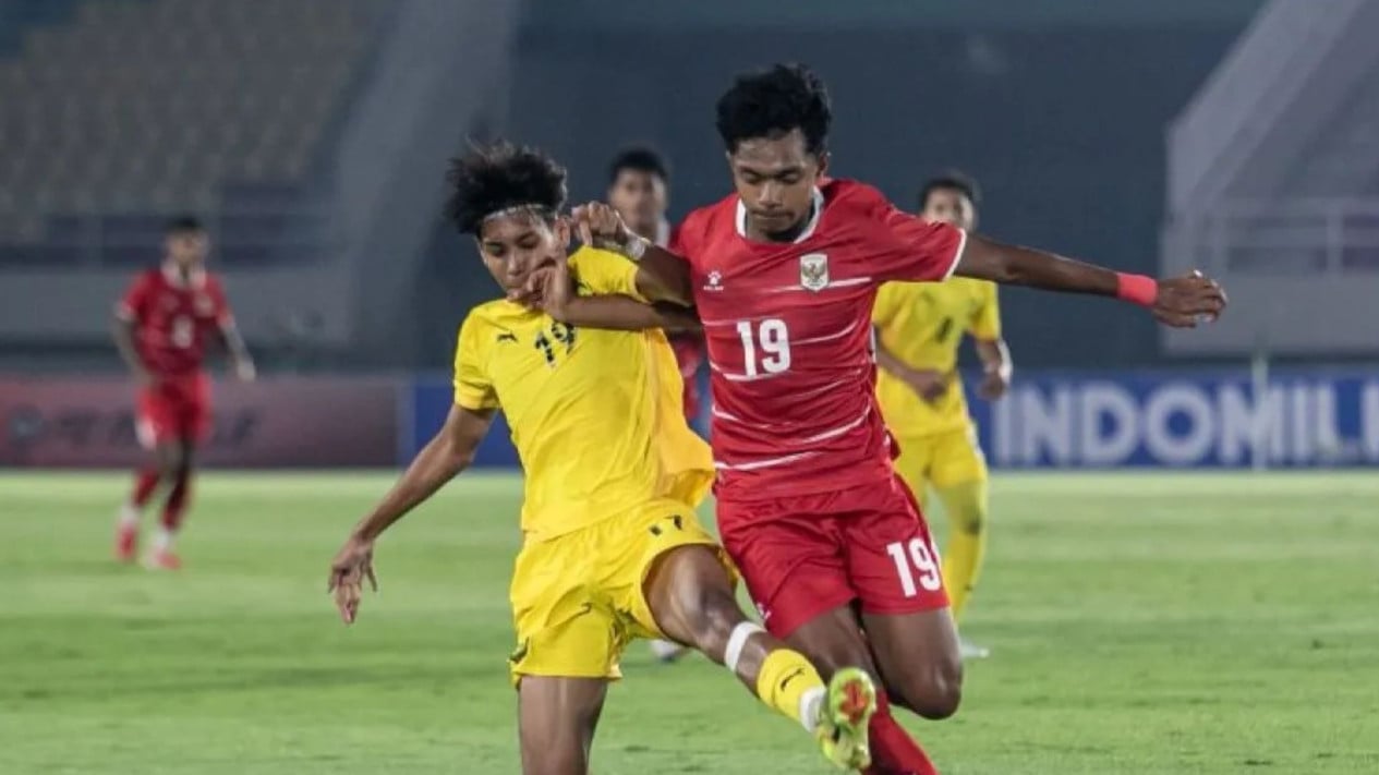 Después de un empate en el primer partido, el pívot de la selección indonesia U17, David Nascimento, venció a Malasia por 3-0.