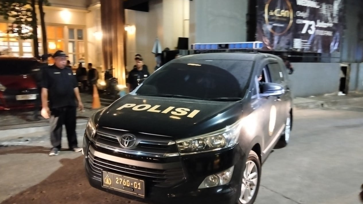 6a4e77cf2eeff-mobil-membawa-barang-bukti-penggeledahan-di-kafe-dan-money-changer-di-kawasan-cipete-jaksel_gemini_1265_711.jpg
