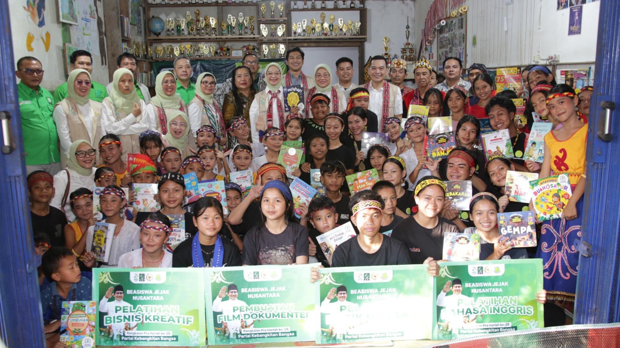 Cumpliendo la promesa de Kak Imin, el alumno de PKB Arus obtiene becas para la escuela de Kowloon