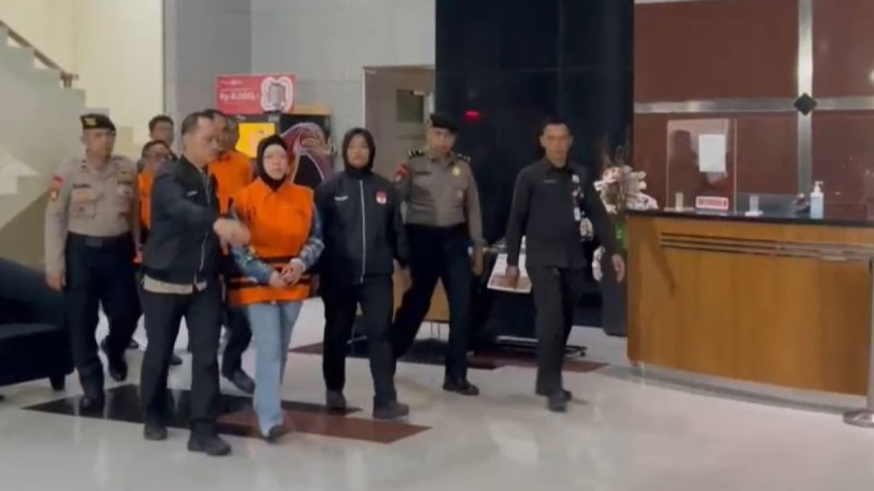 El regente de Sukoharjo, Etik Surya, se convirtió oficialmente en sospechoso y fue inmediatamente detenido por la Comisión Anticorrupción.