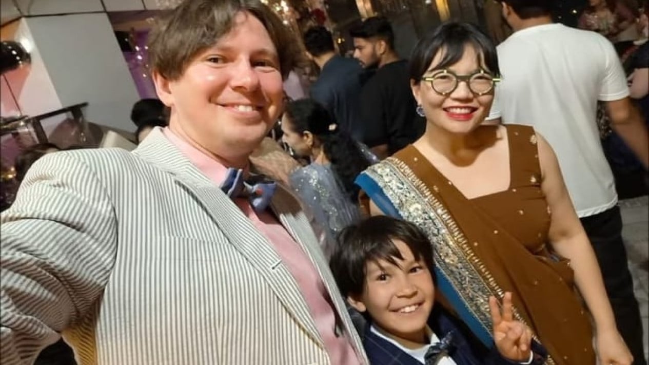 La viceministra Stella Christie, que lleva a su hijo a la escuela en Indonesia tras un año de separación, está preocupada