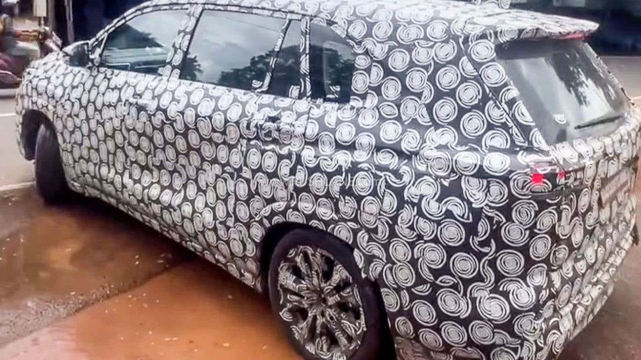 Las fotos filtradas del lavado de cara Innova Hybrid se han probado en la carretera