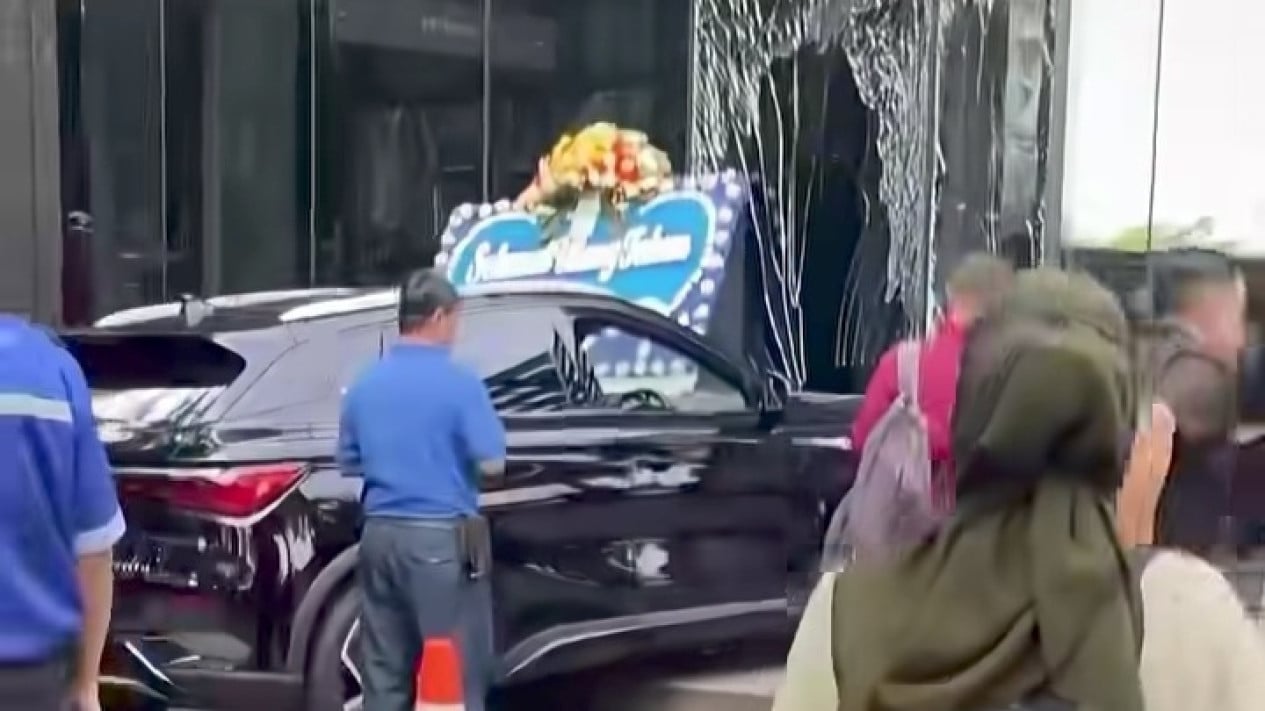 El momento en que BYD Auto 3 golpeó el cristal del edificio Treasury Tower en Nylonong SCBD, el motivo sigue siendo un misterio