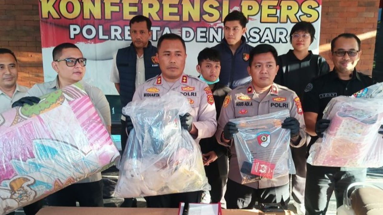 6a5998b3428c9-polresta-denpasar-menunjukkan-barang-bukti-kasus-pembunuhan-yang-melibatkan-wn-singapura_gemini_1265_711.jpg