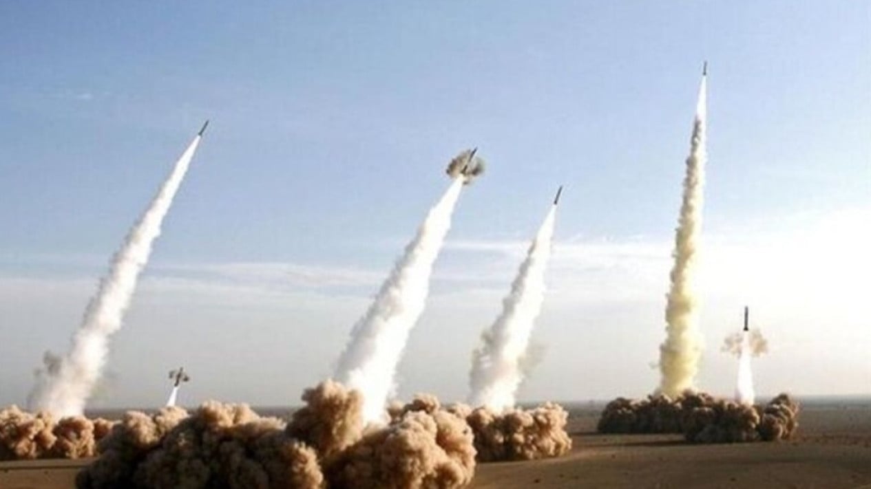 En respuesta a los ataques, Irán bombardeó hangares y pistas de aterrizaje de aviones estadounidenses en Jordania y Kuwait.