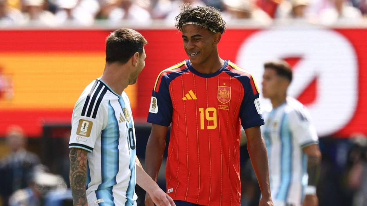 6a5d262ee7f87-pemain-spanyol-lamine-yamal-kanan-dan-kapten-argentina-lionel-messi-kiri-di-final-piala-dunia-2026_gemini_1265_711.jpg