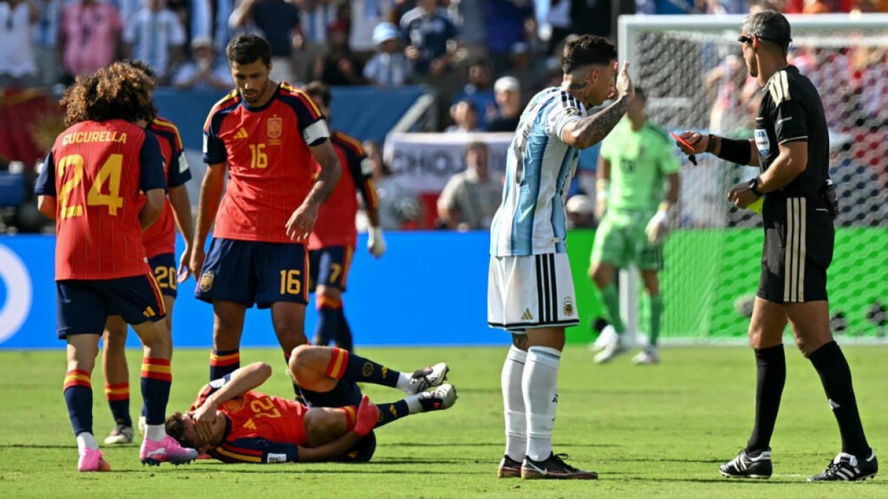 ¡Reveló! Los jugadores argentinos intentan salvar a Enzo Fernández de la tarjeta roja