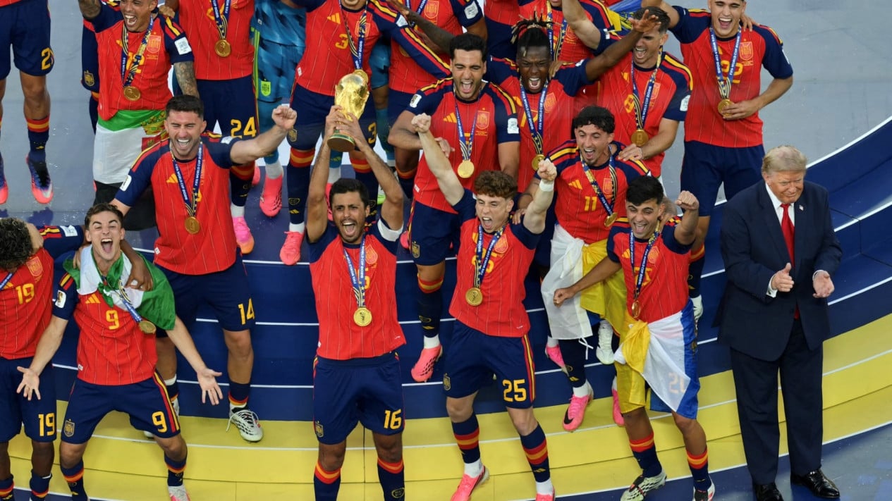 Trump convierte el momento del campeonato de España en un momento incómodo al negarse a bajar del podio mientras se levanta el trofeo de la Copa del Mundo.