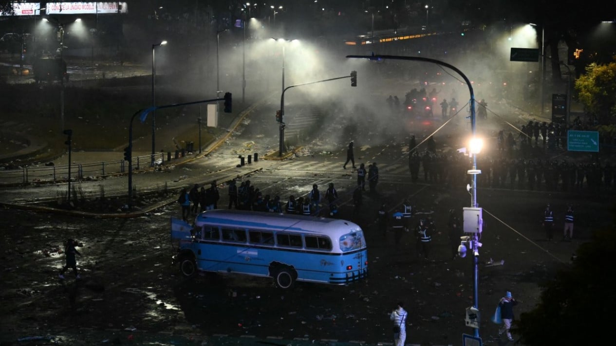 Caos en Buenos Aires, los aficionados se enfrentan a la policía tras la derrota de Argentina en la final del Mundial ante España