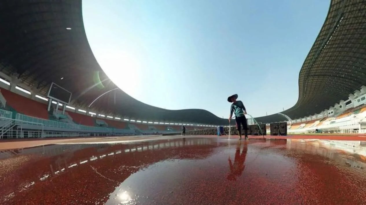 El techo del estadio Pakansari dañado por el viento, ahora listo para albergar el partido de la selección nacional de Indonesia en la Copa AFF 2026