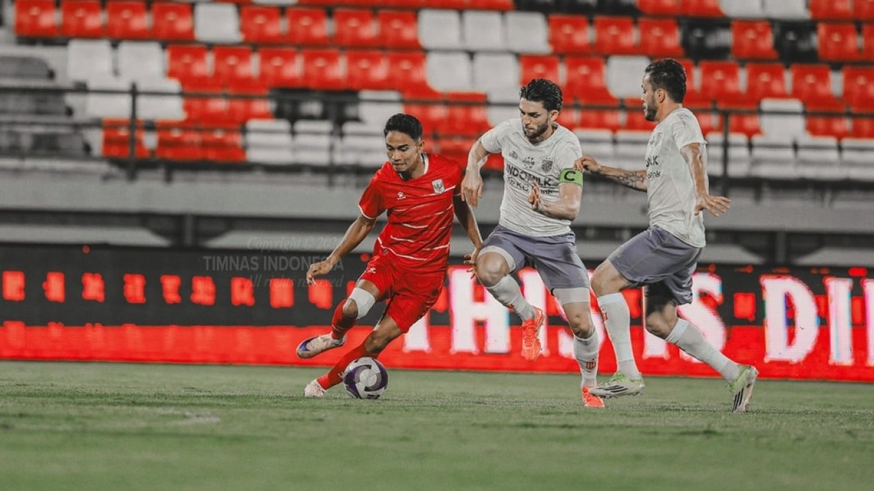 A mediodía, Marcelino fue acusado de utilizar a Ferdinand Walker cuando la selección indonesia viajaba a Yakarta.