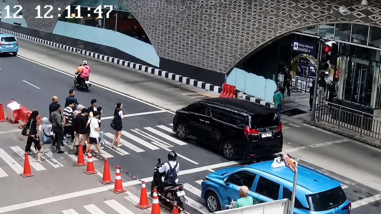 7 hechos sobre Alphard rompiendo el semáforo en rojo en la rotonda HI, el guardia de seguridad admite haber sido obligado a postrarse por cargos de placas falsas.