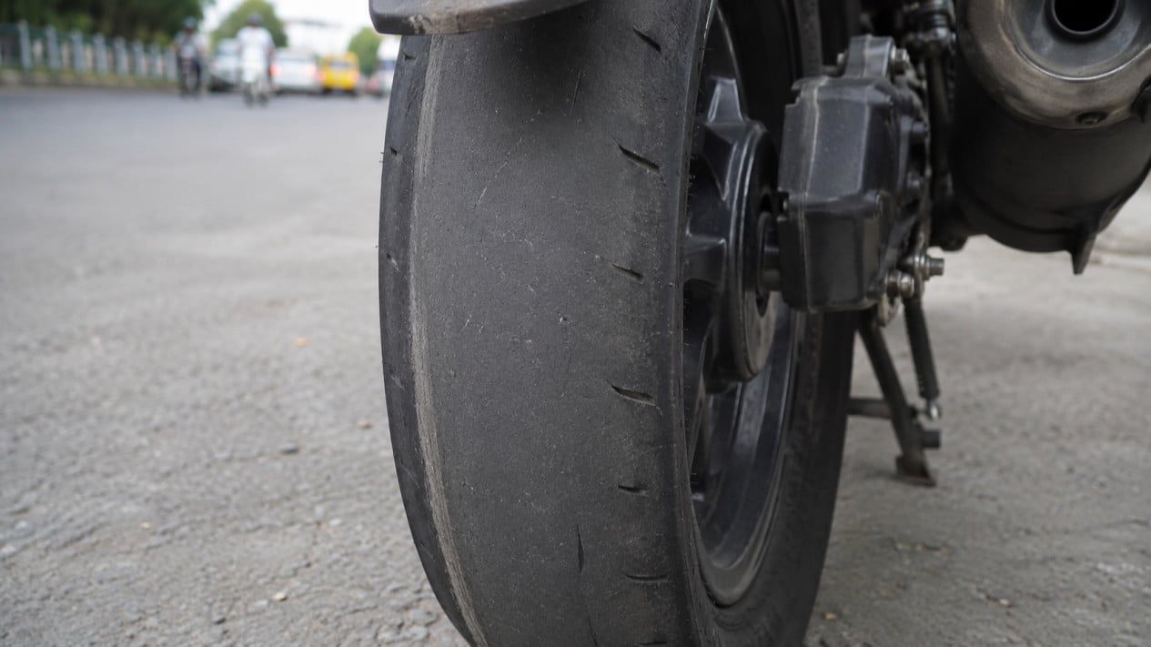 Los neumáticos de motocicleta calvos virales reciben una multa de 250 mil IDR, aquí están las reglas oficiales