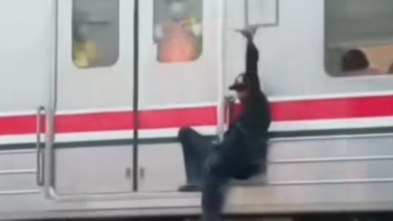 ¡KAI Commuter, un hombre viral que se cuelga descuidadamente de KRL Carriage a Tanjung Priok, está inmediatamente en la lista negra!