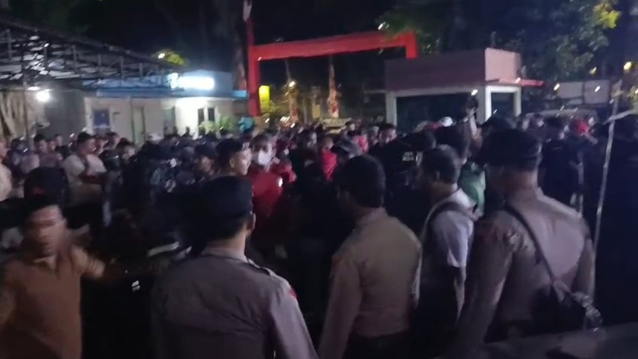 ¡Después de un enfrentamiento mortal, la multitud acudió a la policía de Menteng por la noche! qué es esto