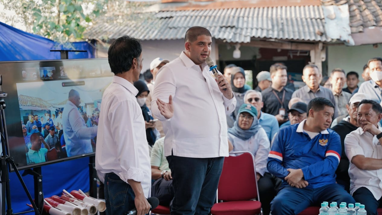 Rajiv, miembro de la Cámara de Representantes, desembolsó 340 millones de IDR de su bolsillo personal y ayudó en el programa de rehabilitación de viviendas de los residentes.