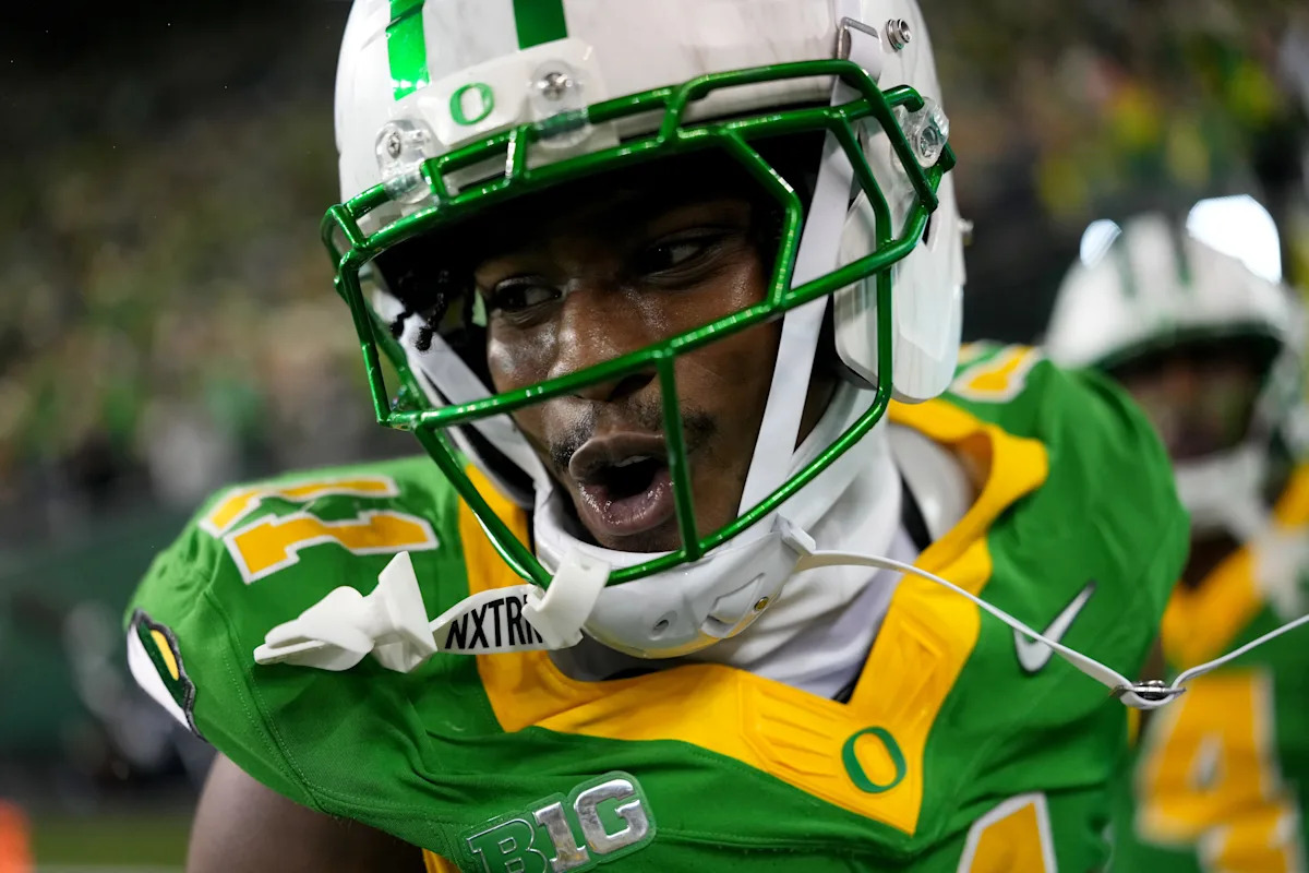 ¿Tomar o no tomar? Jeremiah McClellan de Oregón impresiona con un alfiler en su casco, pero el pase fue declarado incompleto