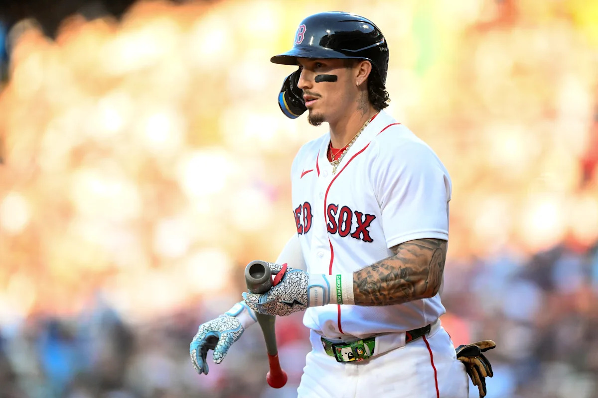 Jarren Durán de los Medias Rojas tiene un intercambio verbal con un fanático en Fenway Park durante el partido del sábado contra los Yankees.