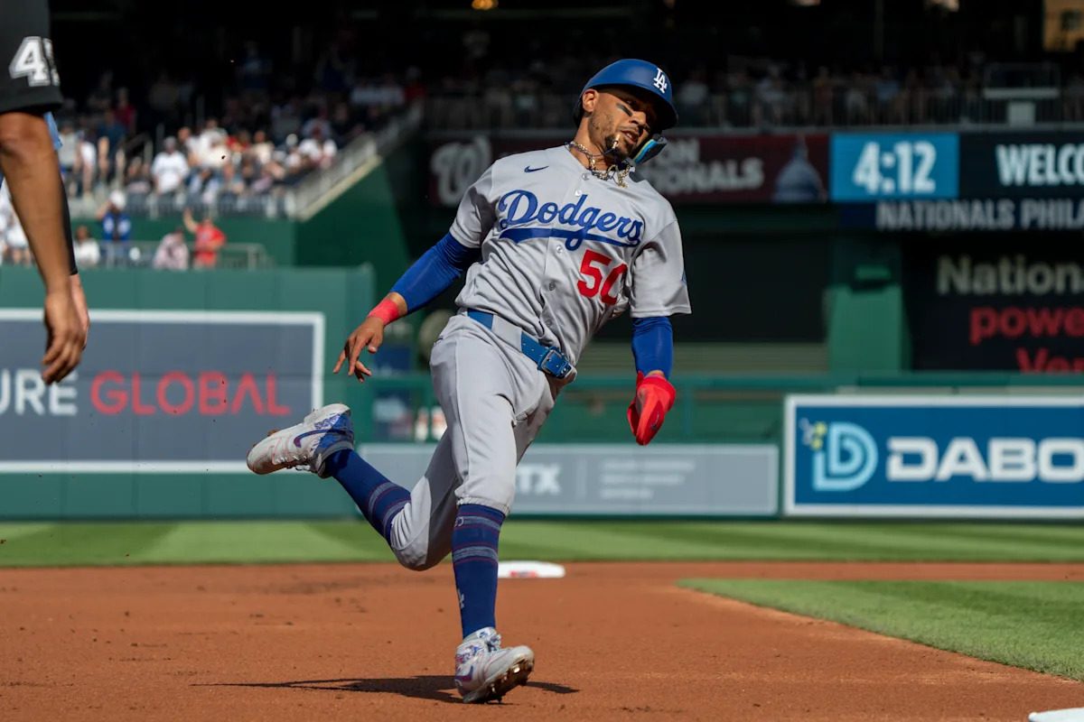 Mookie Betts de los Dodgers se someterá a una resonancia magnética en la espalda después de la salida en la primera entrada contra los Nacionales, dice Dave Roberts