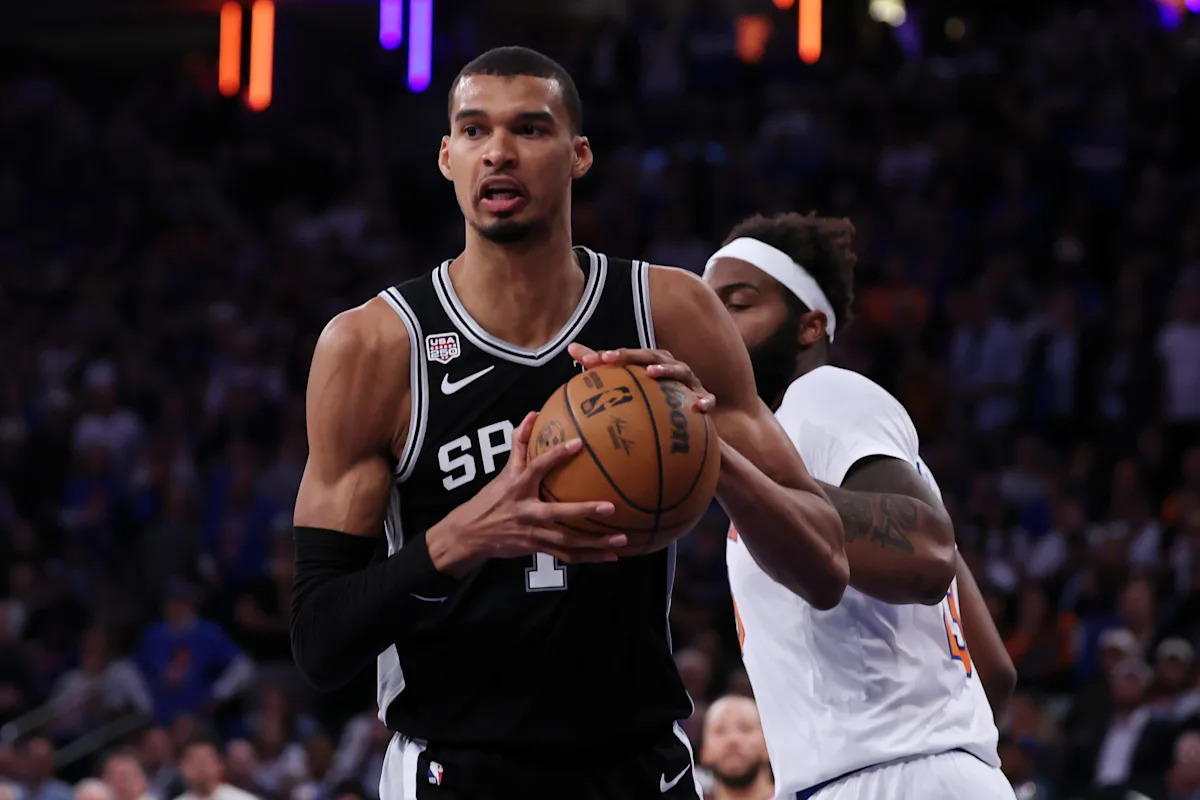 Los videos parecen mostrar a los fanáticos de los Knicks arrojando objetos a Victor Wembanyama y los Spurs en el hotel del equipo después del Juego 4.