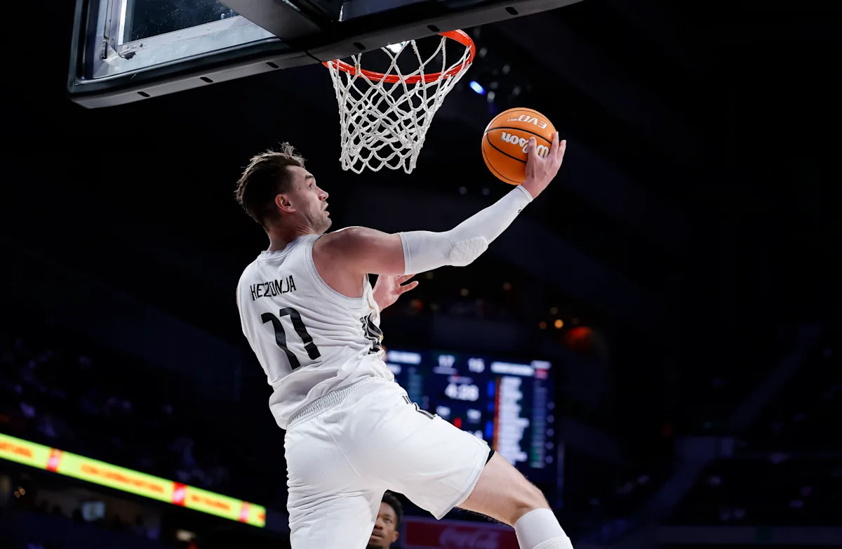 Según los informes, Mario Hezonja firmó un contrato de un año por valor de 2,8 millones de dólares con los Cavaliers, regresando a la NBA por primera vez desde 2020.